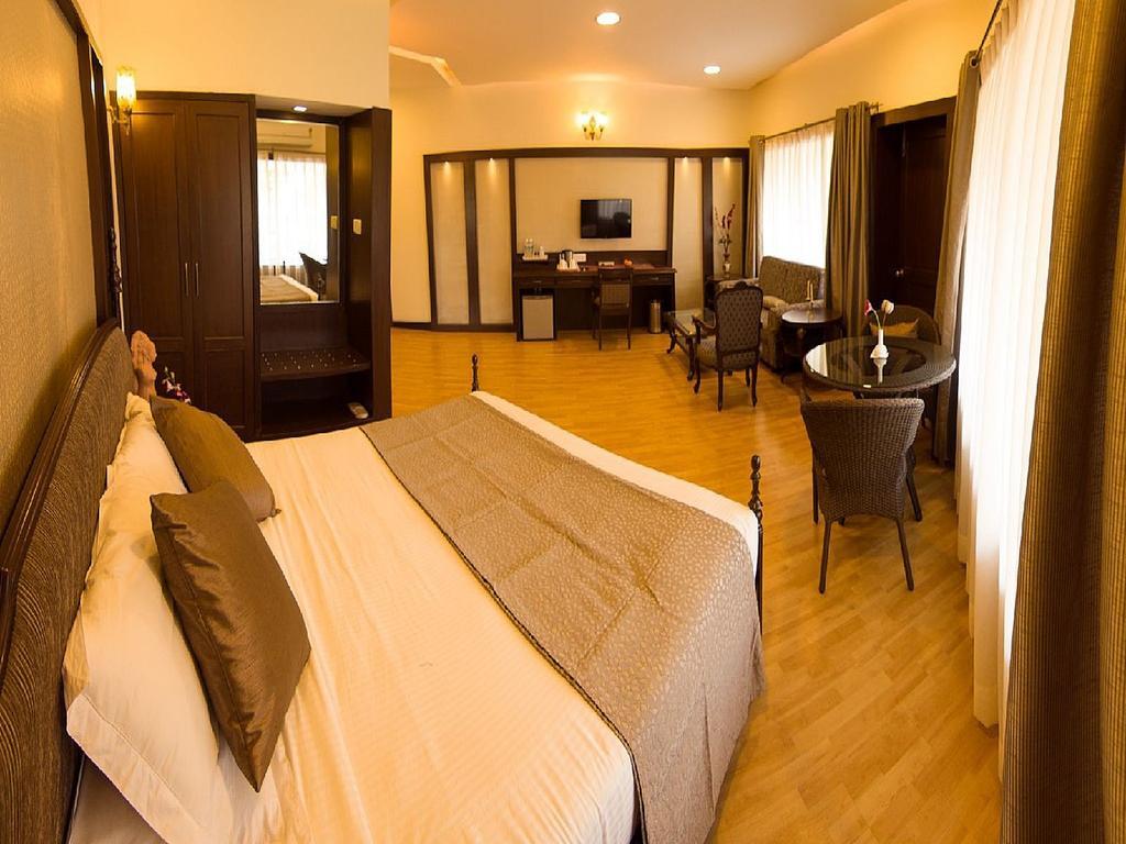 בהופאל Hotel Lake View Ashok מראה חיצוני תמונה